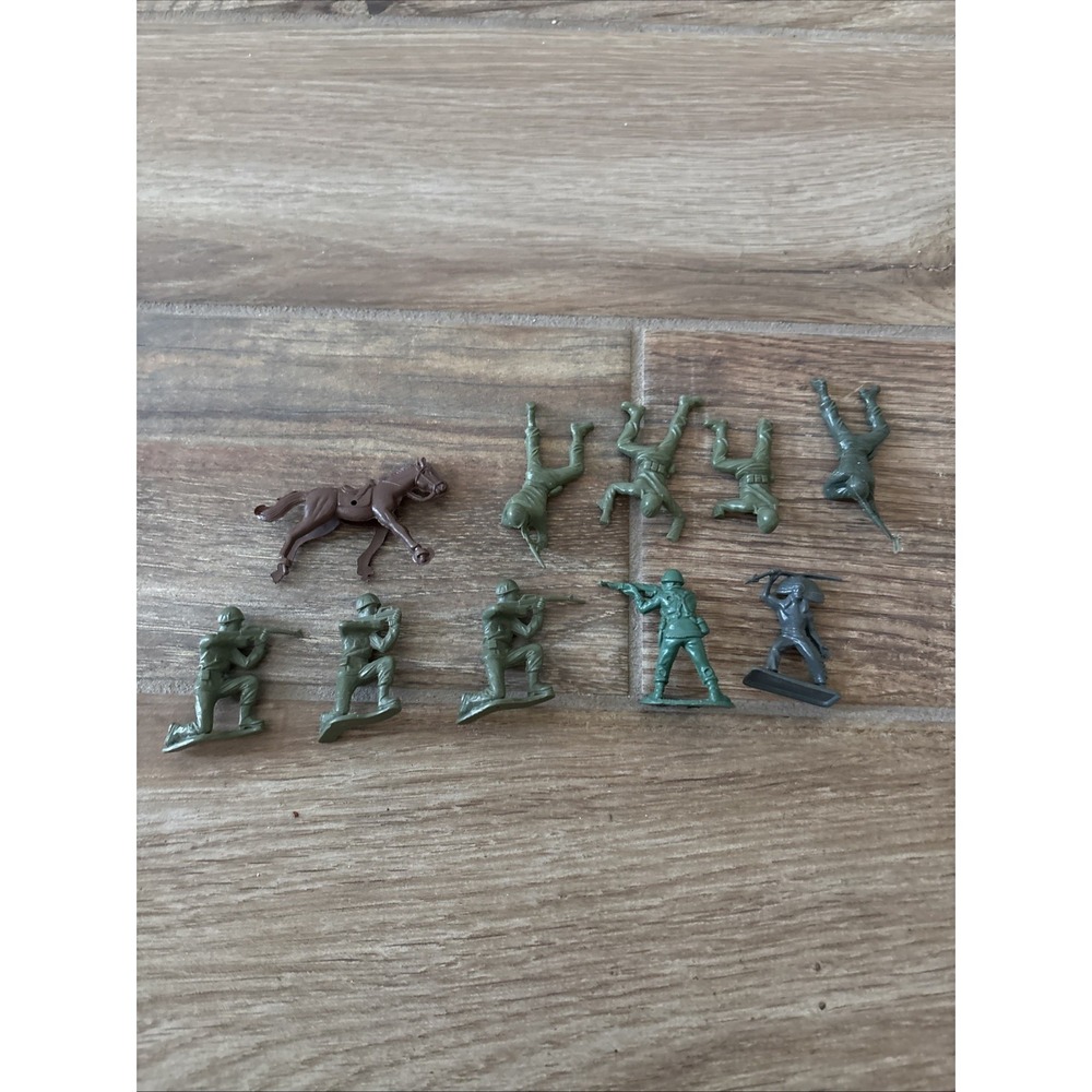 Vtg Lot of Army Men Toy Soldiers Figures Plastic Assorted Sizes,